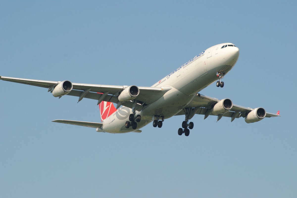 Ein Airbus A340 von Turkish Airlines mit der Kennung  TC-JDM  im Landeanflug auf den Flughafen Stuttgart(EDDS).
Aufgenommen am 29.08.13