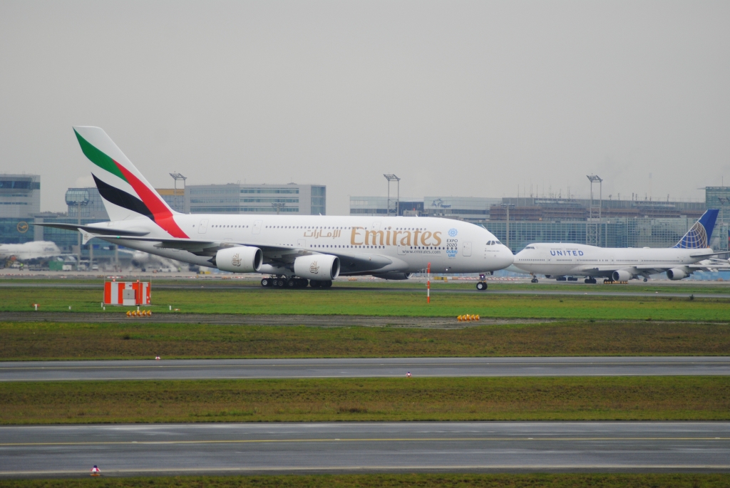 Ein Airbus A380-861 mit der Kennung  A6-EDQ  auf dem Rollfeld des Frankfurter Flughafens.(EDDF)