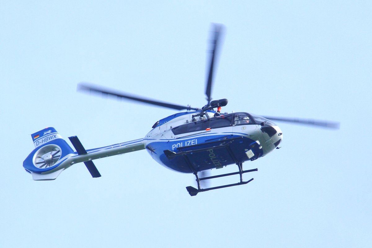 Ein Polizeihubschrauber H145, Kennung D-HBWX der Baden-Württembergischen Landespolizei, gesehen am 4.10.17 bei Oppenweiler, der Richtung Backnang flog.