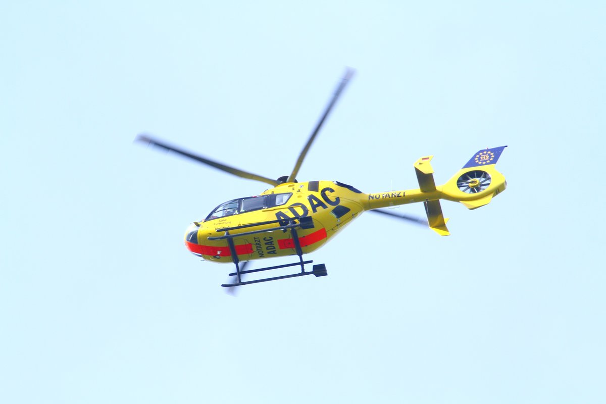 Ein Rettungshubschrauber H135 aus der EC135-Reihe der ADAC-Luftrettung, gesehen am 4.10.17, bei Bartenbach.