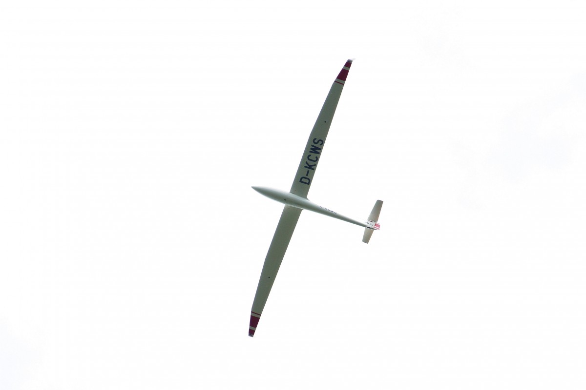 Ein Segelflieger Schempp-Hirth Discus bei Kchersberg am 15.6.2013.