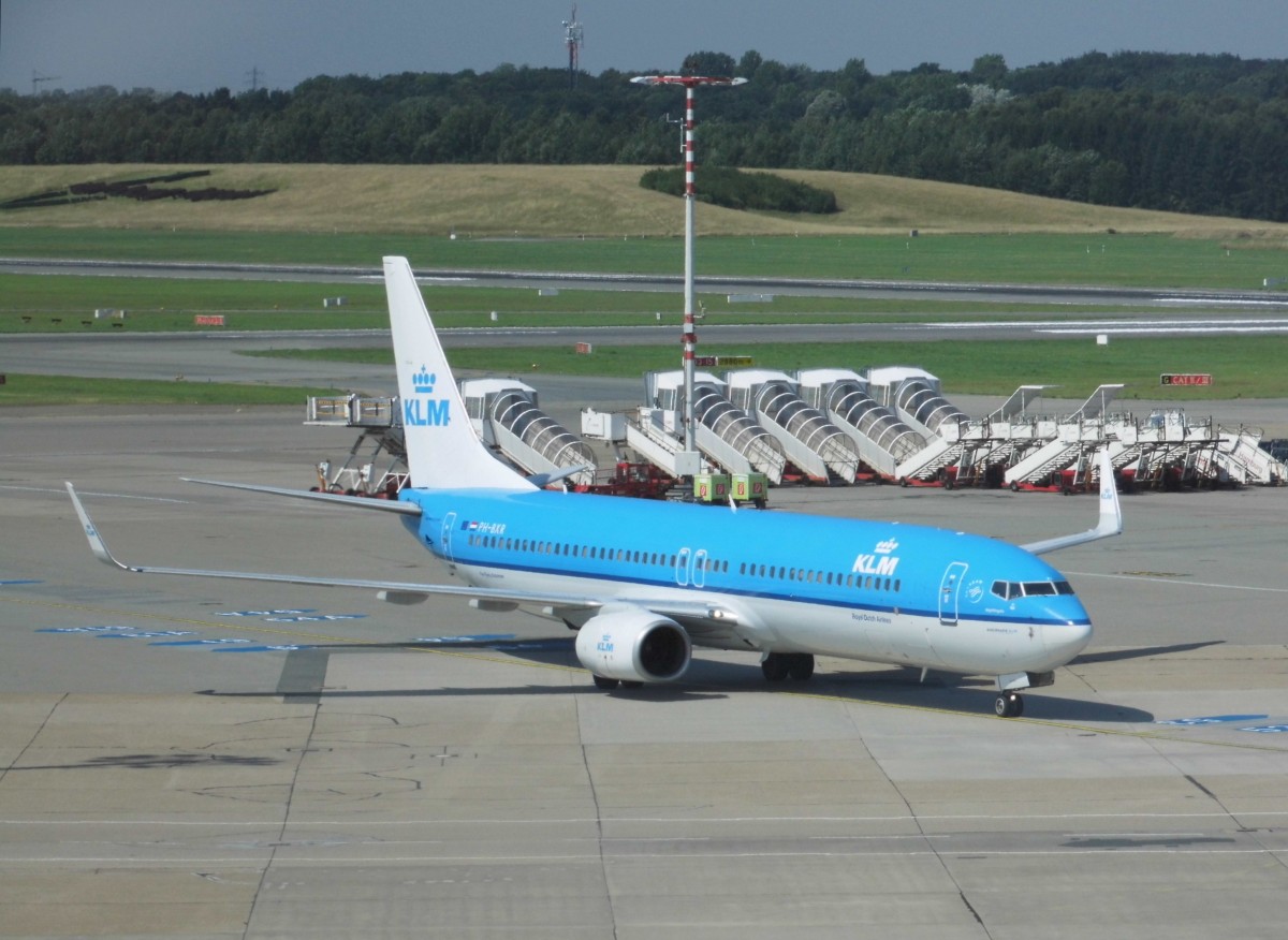 Eine 2001 ausgelieferte Boeing 737-9K2 der niederländischen KLM Royal Dutch Airlines mit der Kennung PH-BXR am 19.07.2014 auf dem Hamburg-Airport
