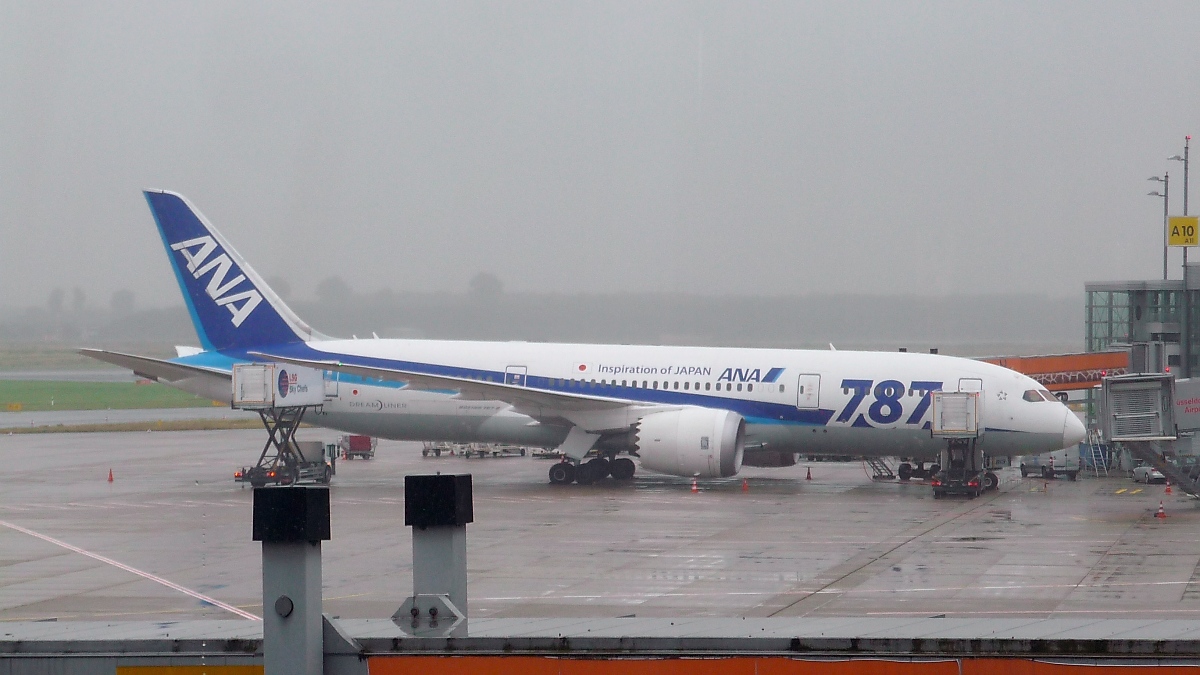 Eine All Nippon Airwais Boeing 787-8 bei strömendem Regen am Terminal A in Düsseldorf, 2.8.16