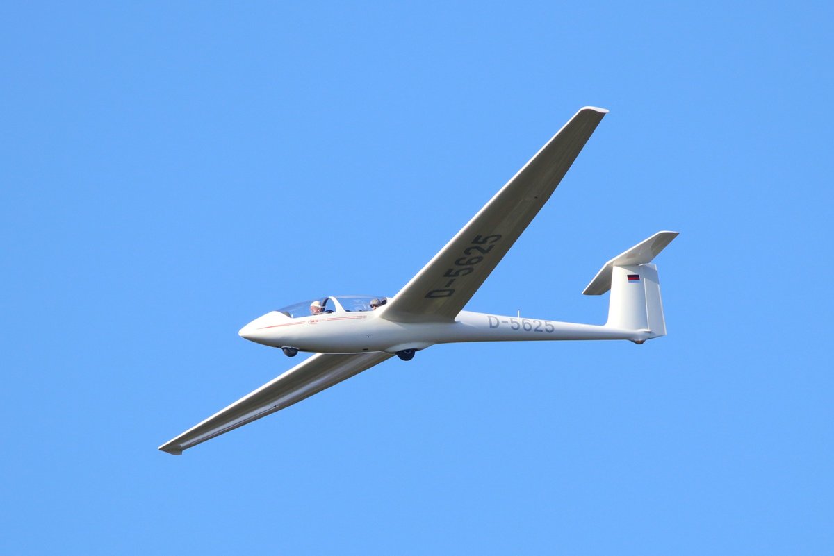 Eine ASK-21, Kennung D-5625, im Gleitflug, gesehen bei Oberstenfeld. Aufgenommen am 14.10.18.