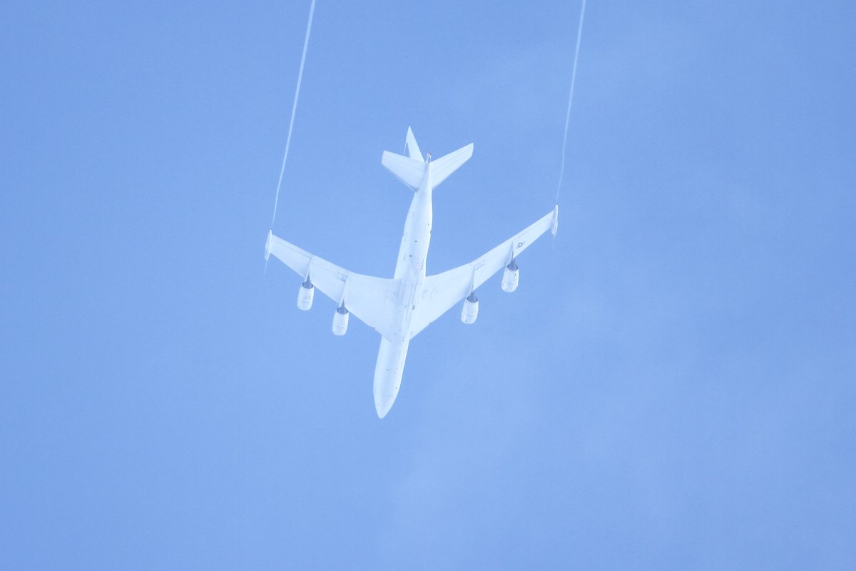 Eine Boeing 707 vom Typ E-6B Mercury, gesehen am 24.9.17 zwischen Oppenweiler und Rietenau.


Bei der E-6B Mercury handelt es sich um einen fliegenden Kommandoposten der US Navy, der auf der Boeing 707, einem Passagierflugzeug, basiert. Auf den ersten Blick ist sie für Laien kaum von einem Airliner zu unterscheiden. Doch die einschlägige Webseite nationalinterest.org bezeichnet das Flugzeug als das „womöglich tödlichste Flugzeug des Pentagon“. Denn der Zweck der Maschinen ist, den Kontakt zwischen der US-Regierung und ihren Atomstreitkräften wie U-Booten oder Langstreckenraketen selbst im Fall eines Atomkriegs aufrecht zu erhalten. Der Spitzname dieser (und ähnlich ausgelegter) Maschinen lautet daher „Doomsday Planes“ – Flugzeuge des Jüngsten Gerichts. In Zeiten des Kalten Krieges, in denen die E-6 gebaut wurden, war ständig mindestens eines dieser Flugzeuge in der Luft – heutzutage wird angeblich immer eine Maschine alarmbereit am Boden vorgehalten.