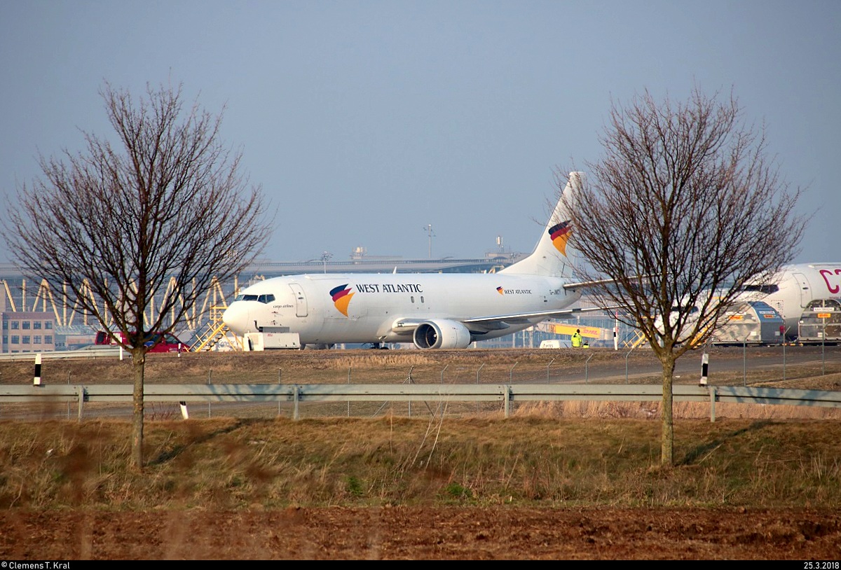 Eine Boeing 737-400F (G-JMCY | 737-4Q8(SF)) von West Atlantic steht im Flughafen Leipzig/Halle. Aufgenommen vom Bahnhaltepunkt Schkeuditz West, daher leider etwas verdeckt. [25.3.2018 | 17:47 Uhr]