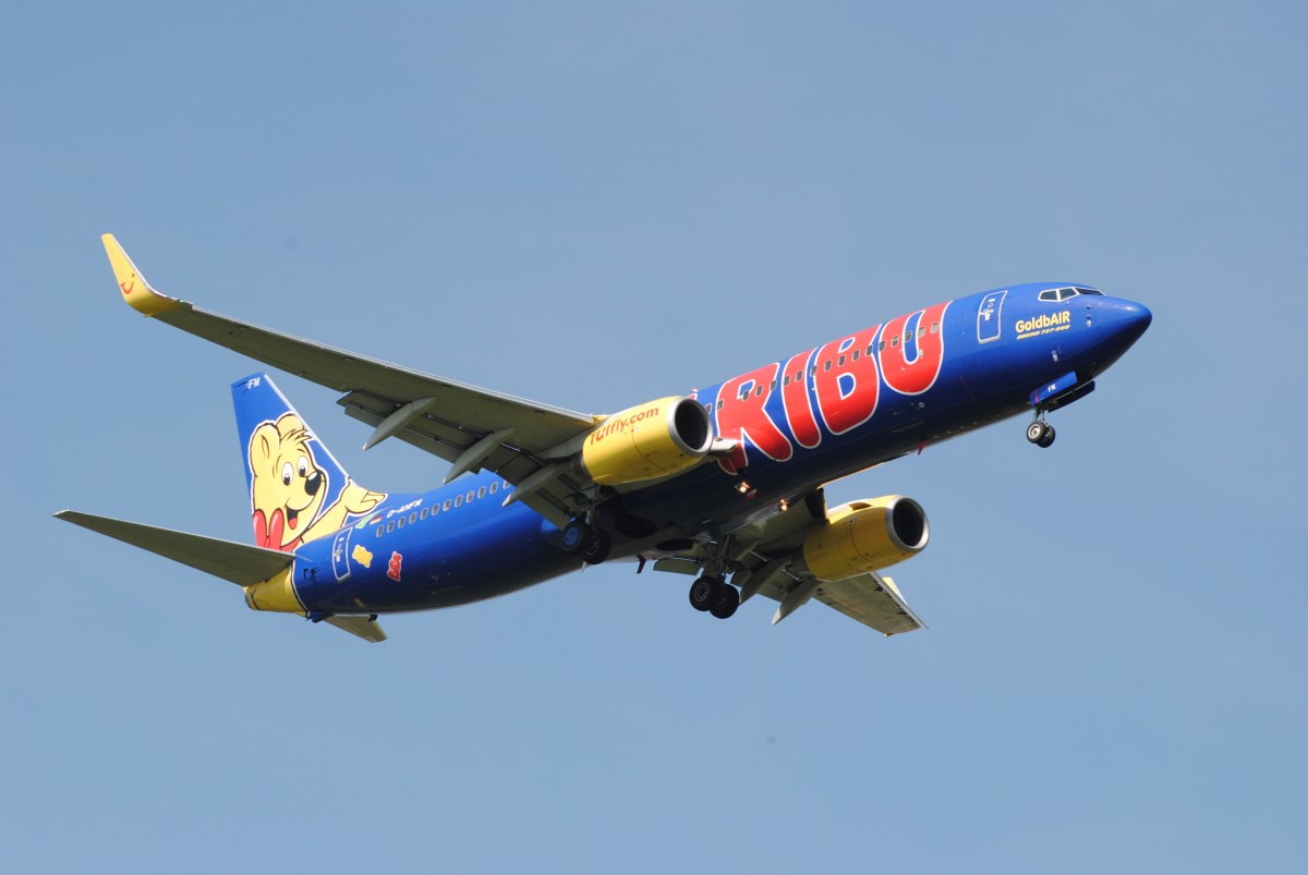 Eine Boeing 737-800 von TUIfly mit Sonderlackierung  Haribo-Goldbair . Die Kennung des Flugzeuges lautet  D-AHFM  und wurde in Stuttgart (EDDS)am 29.08.13 aufgenommen.