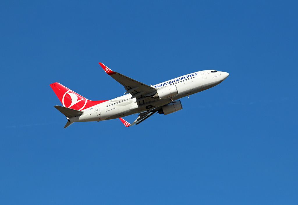 Eine Boeing 737 der Turkish Airlines am 04.03.2017 beim Start vom Flughafen Leipzig-Halle, Kennung TC-JKO.