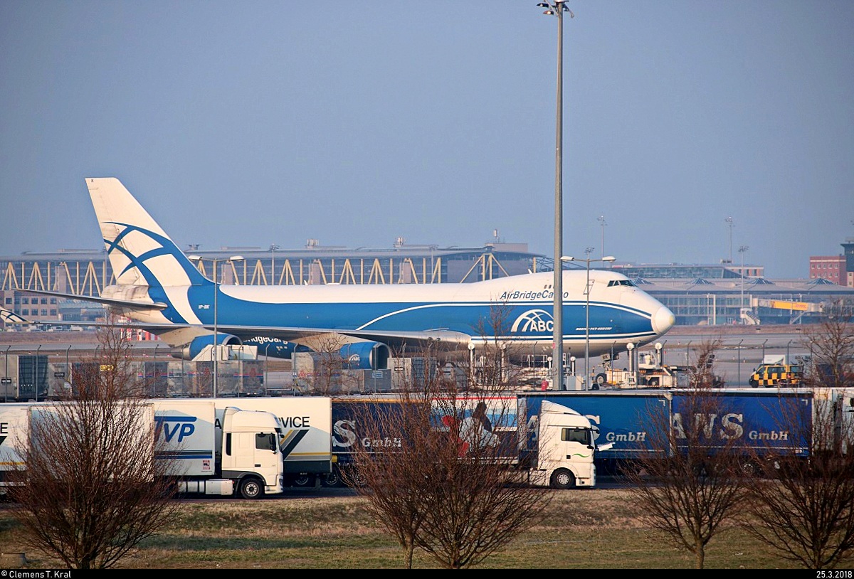Eine Boeing 747-400 ERF von AirBridgeCargo steht im Flughafen Leipzig/Halle. Aufgenommen vom Bahnhaltepunkt Schkeuditz West, daher leider etwas verdeckt. [25.3.2018 | 18:11 Uhr]