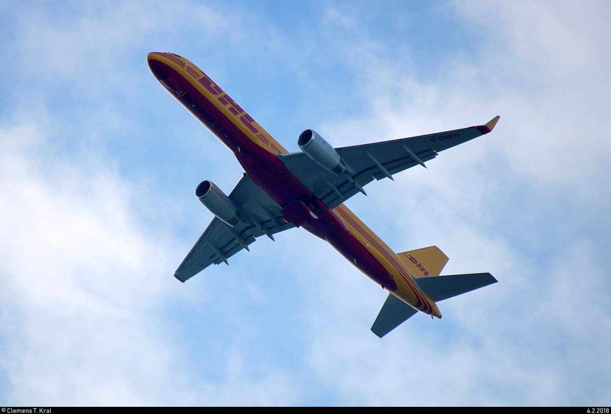 Eine Boeing 757-200 (G-DHKM | 29590) der DHL Aviation fliegt über Dieskau (Gemeinde Kabelsketal). [4.2.2018 | 13:05 Uhr]