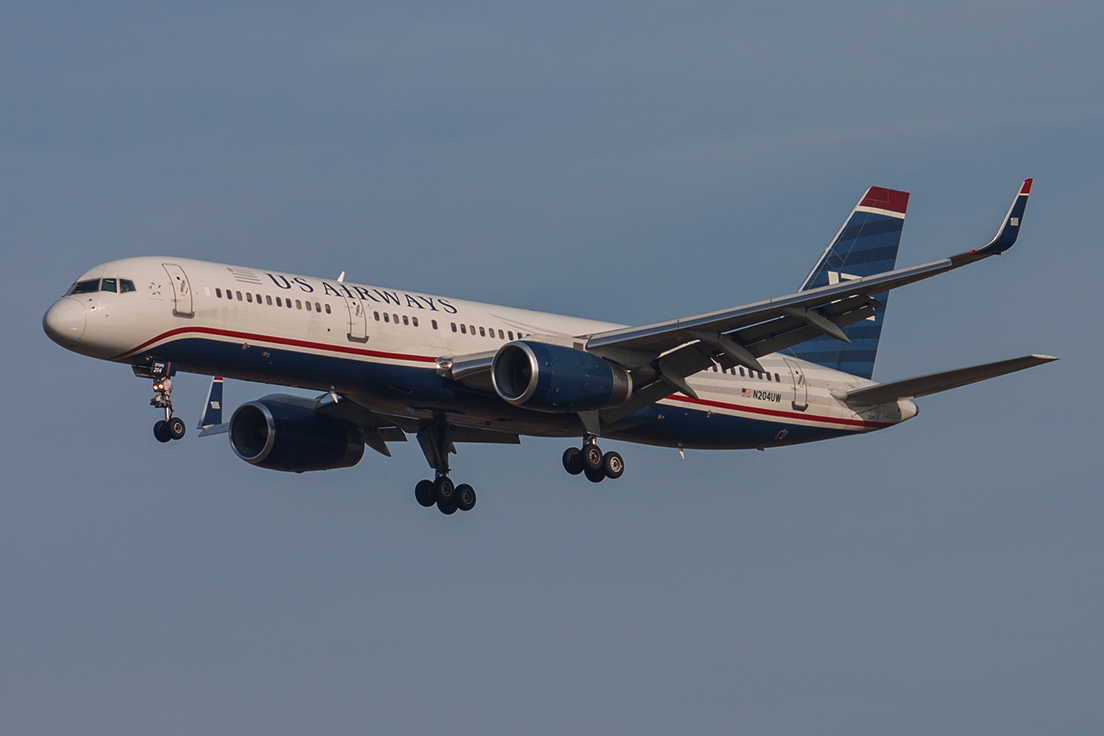Eine Boeing 757-200 von US Airways im Landeanflug auf den Flughafen in Amsterdam, die Kennung lautet N204UW (21.08.2013)