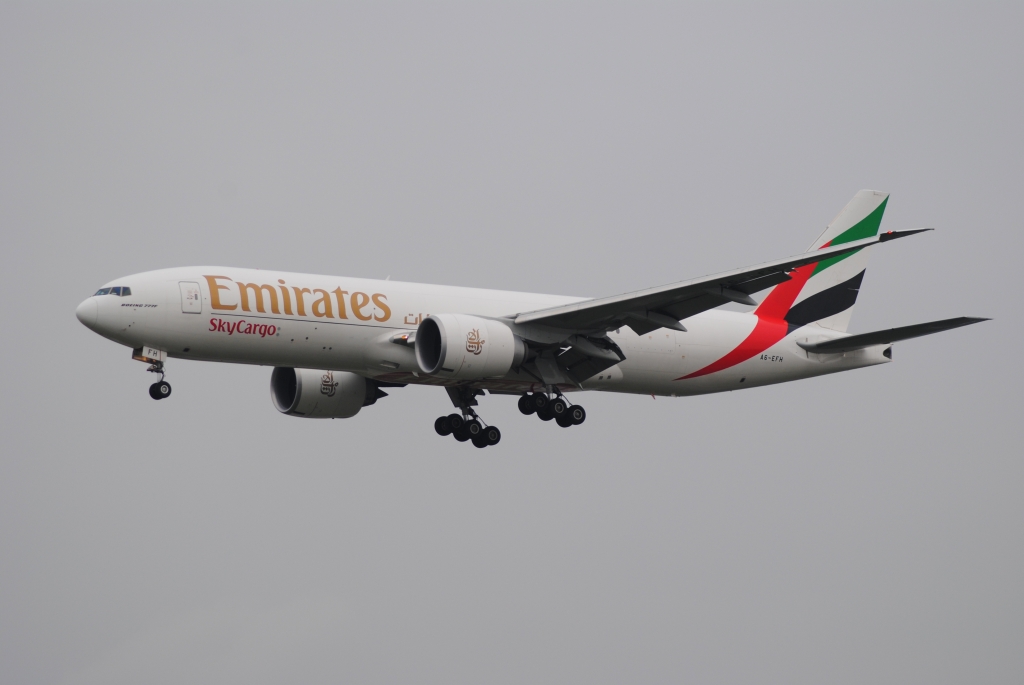 Eine Boeing 777-F1H mit der Kennung  A6-EFK  im Landeanflug auf den Flughafen Frankfurt(EDDF)