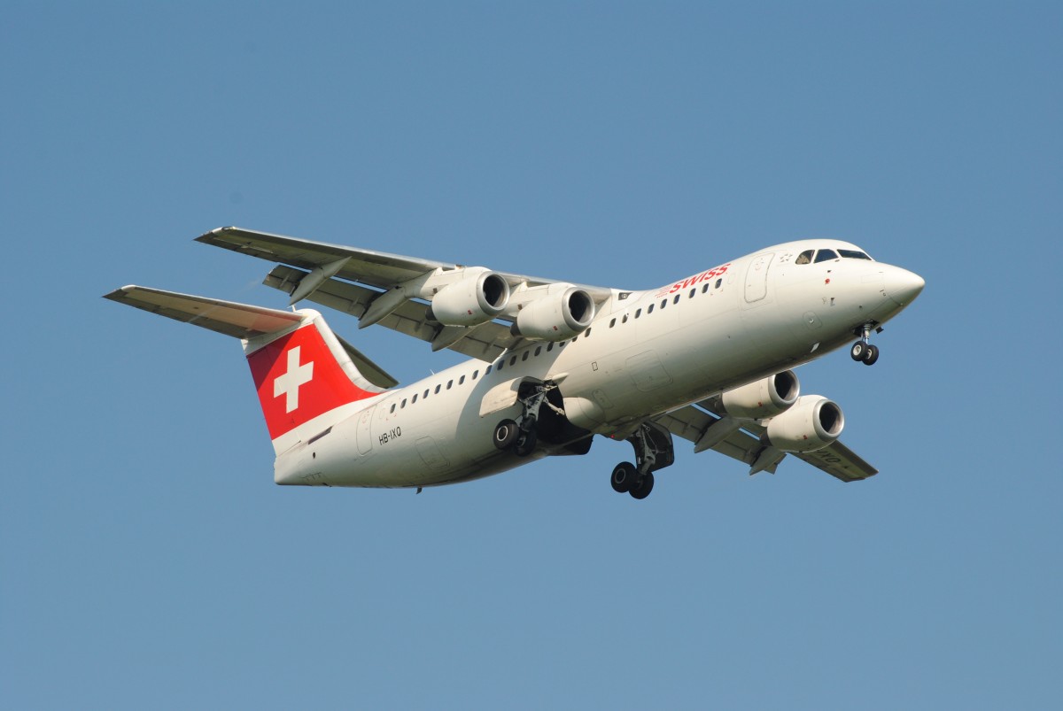 Eine British Aerospace BAe146(Jumbolino)von Swiss mit der Kennung  HB-IXQ  im Landeanflug am Flughafen Stuttgart (EDDS).
Aufgenommen am 29.08.13