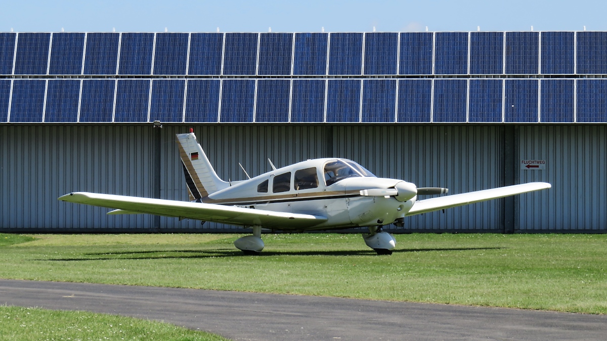 Eine Piper PA28 vor dem Hangar in Grefrath, 25.5.17 Flugzeugbild.de