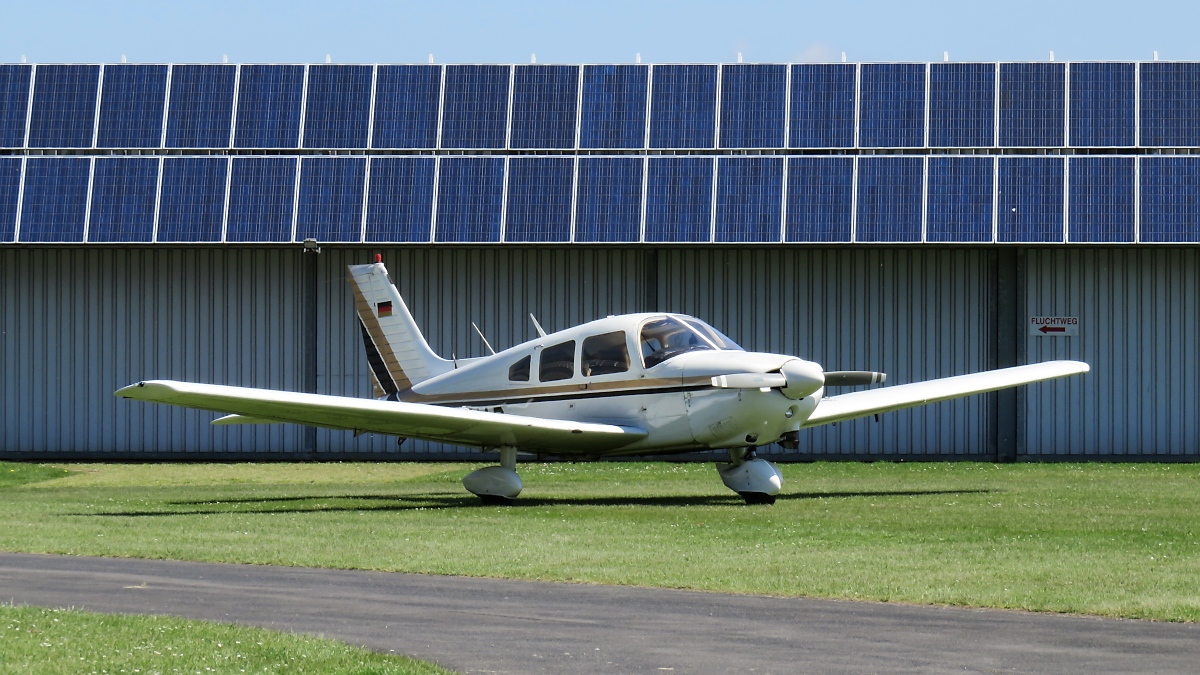 Eine Piper PA-28 vor dem Hangar in Grefrath, 25.5.17
