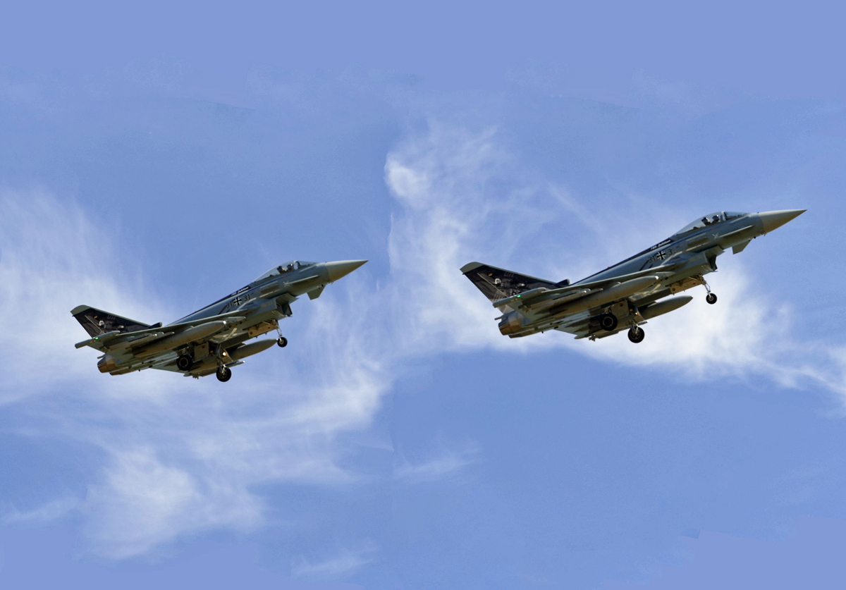 Eine Rotte Eurofighter 31+xx vom  TaktLwG 31  im  final RWY 25  in ETNN - 05.07.2017