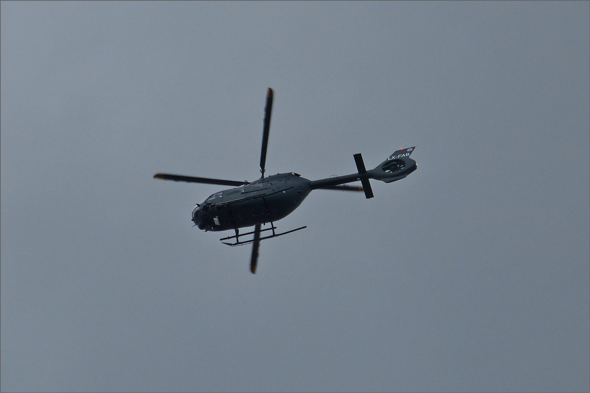 Einer der beiden neuen Polizei Hubschrauber (LX-FAB), Typ: Airbus H145 M, kreist am 28.07.2020 über der Stadt Luxemburg.