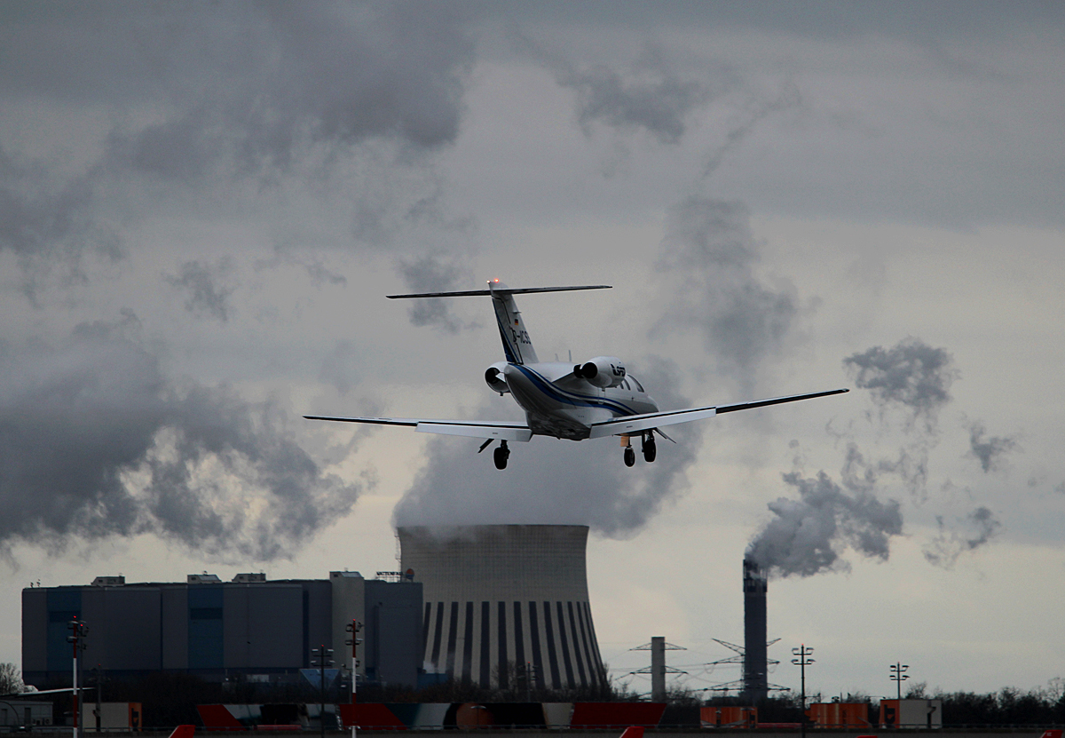 Eisele Flugdienst Cessna 525 Citation Jet D-ICSS bei der Landung in Berlin-Tegel am 29.11.2015