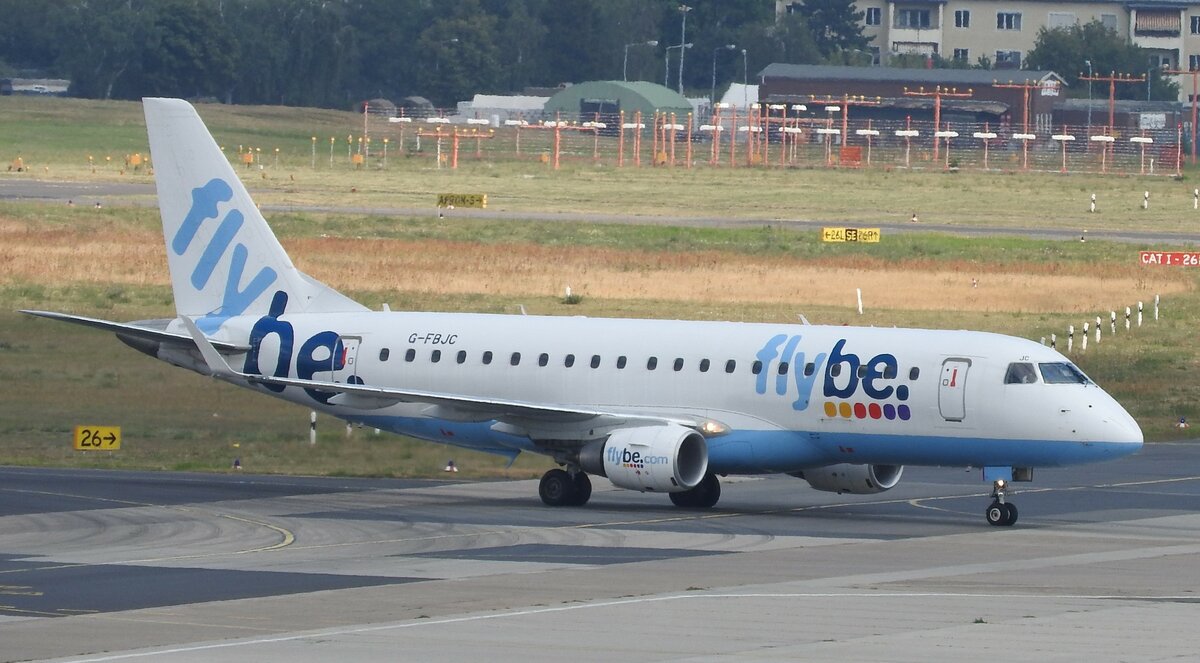 Embraer ERJ-175 aufgenommen am 23.08.2015 in Berlin Tegel:Kennung G-FBJC