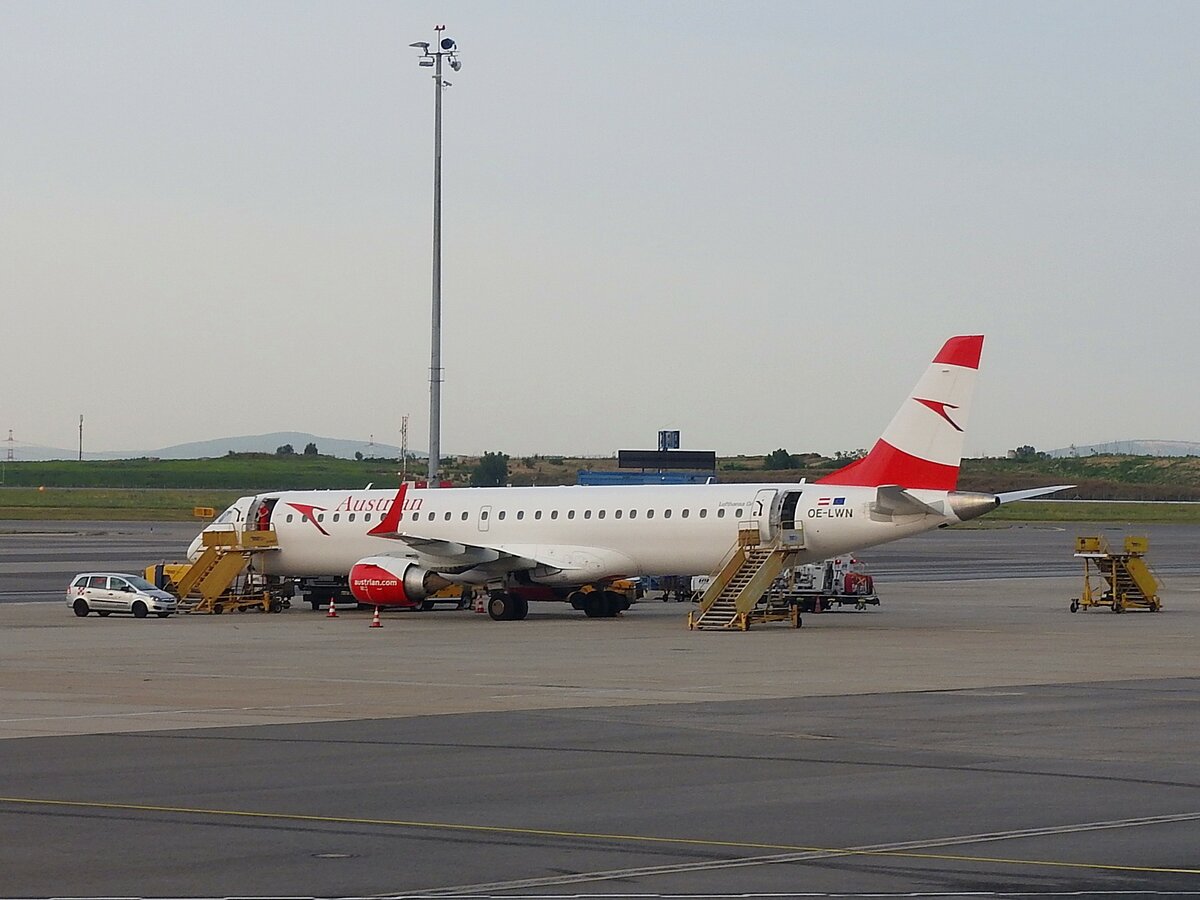 Embraer ERJ-195LR (ERJ-190-200 LR), Kennung: OE-LWN, von Austrian; konnte während eines Landeanfluges in WIEN-SCHWECHAT(VIE-LOWW) am Flugfeld beobachtet werden; 230706