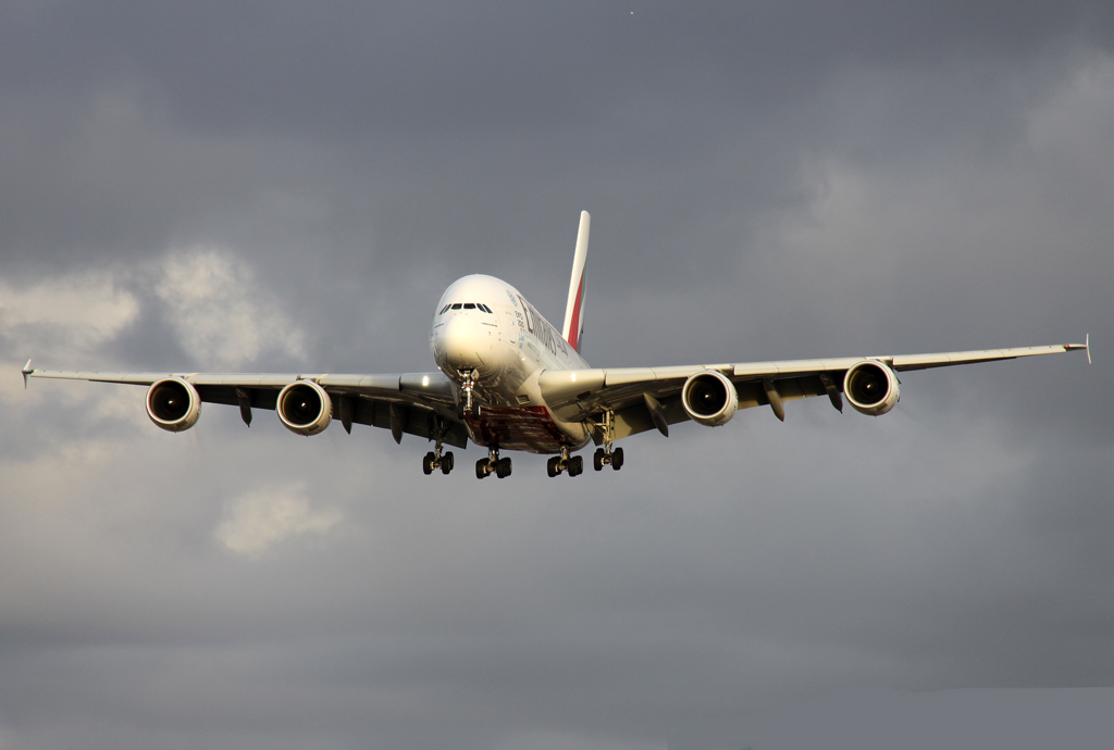 Emirates A-380 A6-EDM im Anflug auf 27R in LHR / EGLL / London Heathrow am 22.02.2014