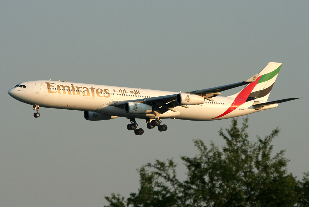 Emirates A340-300 A6-ERM im Anflug auf 05R in DUS / EDDL / Düsseldorf am 25.04.2011