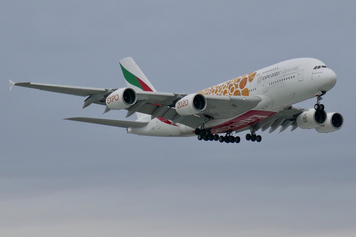 Emirates A380 A6-EEY in Orangem Expo 2020 Livery am 26.1.19 vor seiner Lamdung in Zürich.