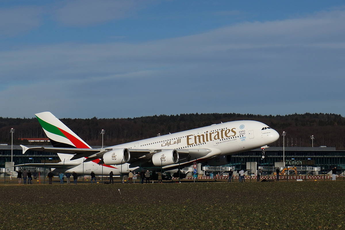 Emirates, A6-EDO, Airbus A380-861. Da hebt der A380 nach zwei Stunden Aufenthalt wieder ab und die Leute am Zaun können nur staunen, dass so ein schwerer Vogel überhaupt fliegen kann. 6.2.2014