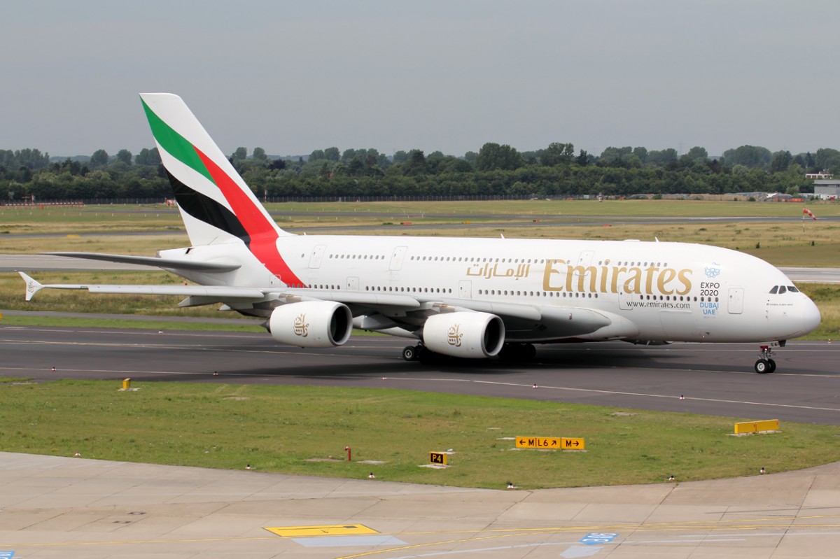 Emirates A6-EEA rollt zum Gate in Düsseldorf 7.7.2015