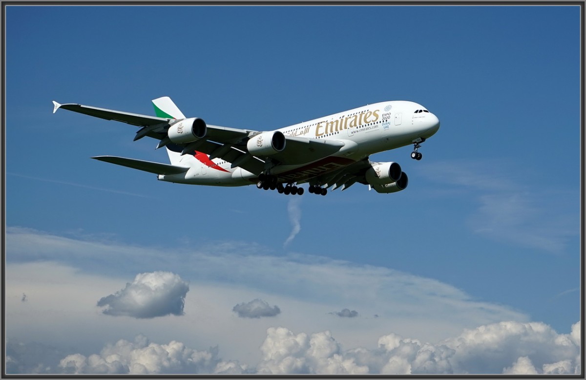 Emirates, A6-EEU, Airbus A380-861. Das ist ein Wetter für Spotter, Sonne, blauer Himmel und beeindruckende Wolken. Mehr kann man nicht verlangen. Zürich, 23.4.2014.