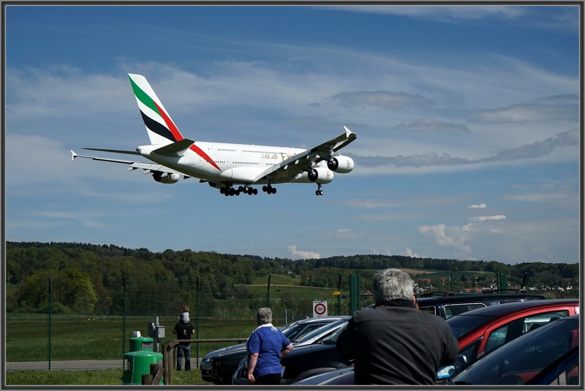 Emirates, A6-EEU, Airbus A380-861. Der grosse Airbus lockt jeden Tag viele Schaulustige zur Runway 14 an und jede Menge Fotos werden gemacht. Vielen reicht auch ein Smartphone zum Fotografieren, ich mache meine Bilder nur mit einer richtigen Kamera. Zürich,24.4.2014.