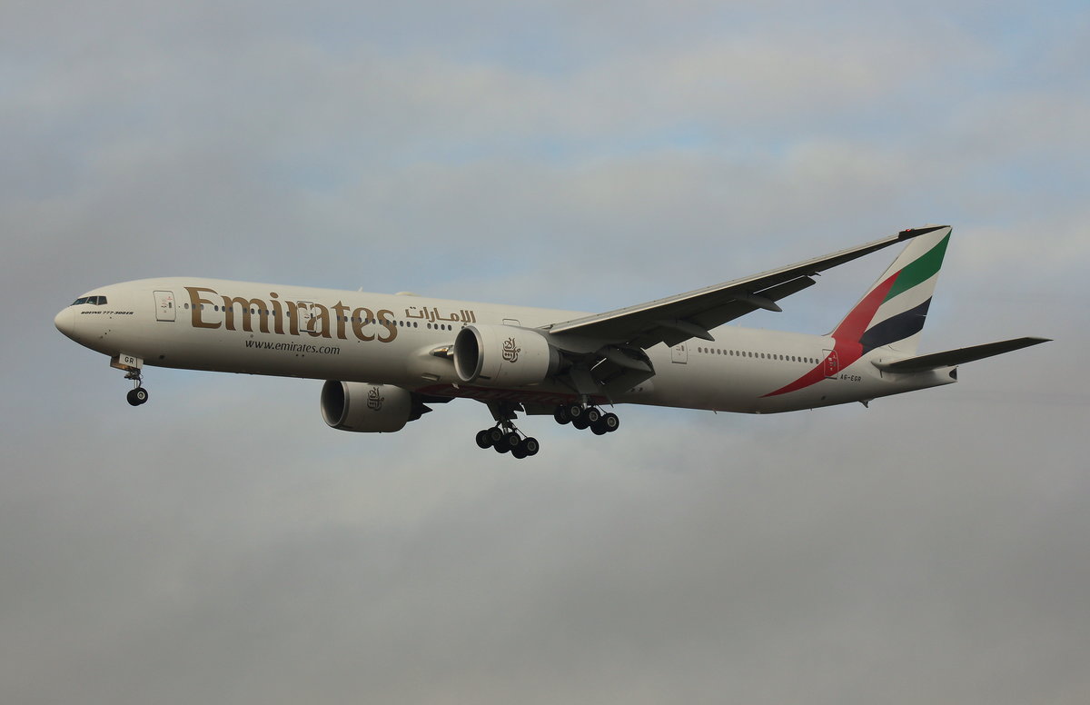 Emirates, A6-EGR, (c/n 41077),Boeing 777-31H (ER), 26.11.2016, HAM-EDDH, Hamburg, Germany 