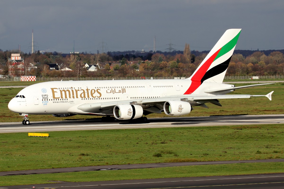 Emirates A6-EOA nach der Landung in Düsseldorf 21.11.2015