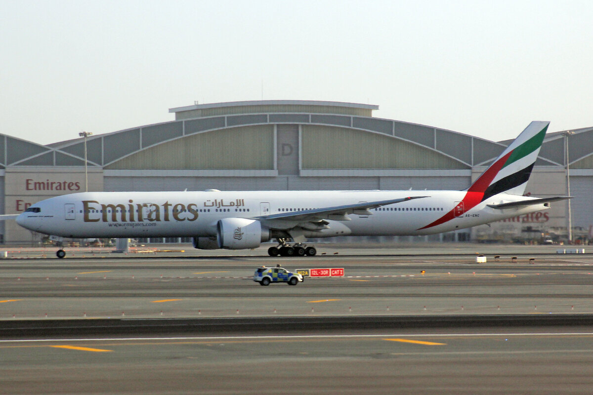 Emirates Airlines, A6-ENC, Boeing 777-3HER, msn: 41083/1058, 06.Februar 2022, DXB Dubai, VAE.
