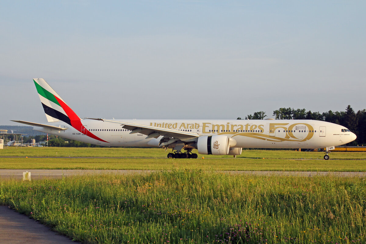 Emirates Airlines, A6-EQM, Boeing 777-31HER, msn: 42361/1562,  50 Years UAE ,  21.Mai 2022, ZRH Zürich, Switzerland.