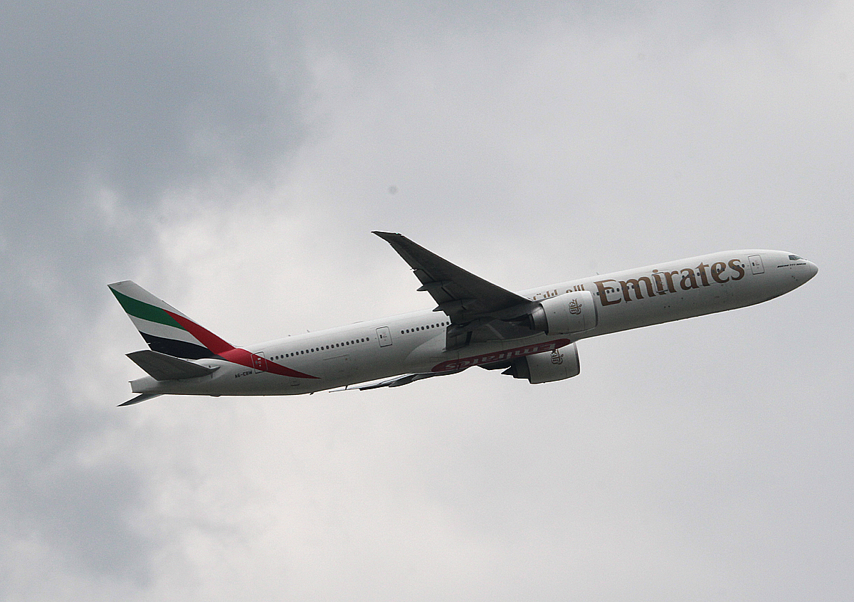 Emirates B 777-36N(ER) A6-EBW beim Start in Frankfurt am 10.06.2013