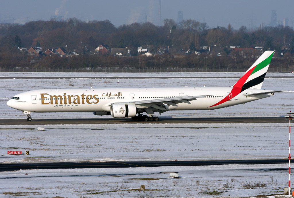 Emirates B777-300 A6-EMN nach der Landung auf 23L in DUS / EDDL / Düsseldorf am 04.01.2011