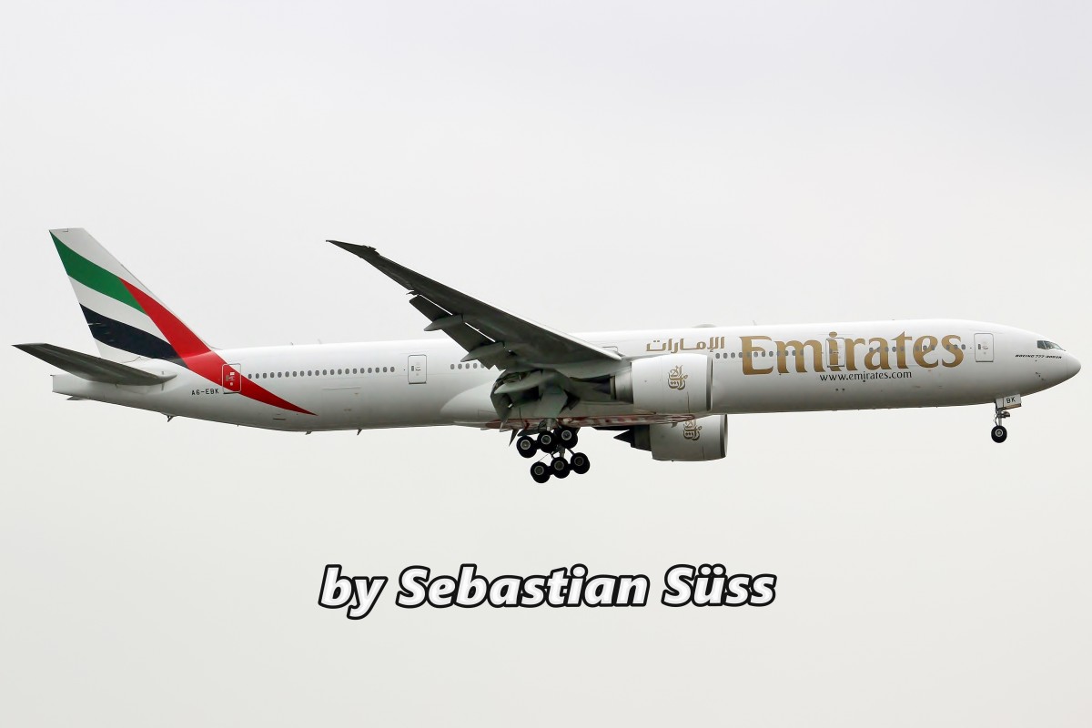 Emirates B777-300ER A6-EBK arrives at Dusseldorf from Dubai. 8.4.15