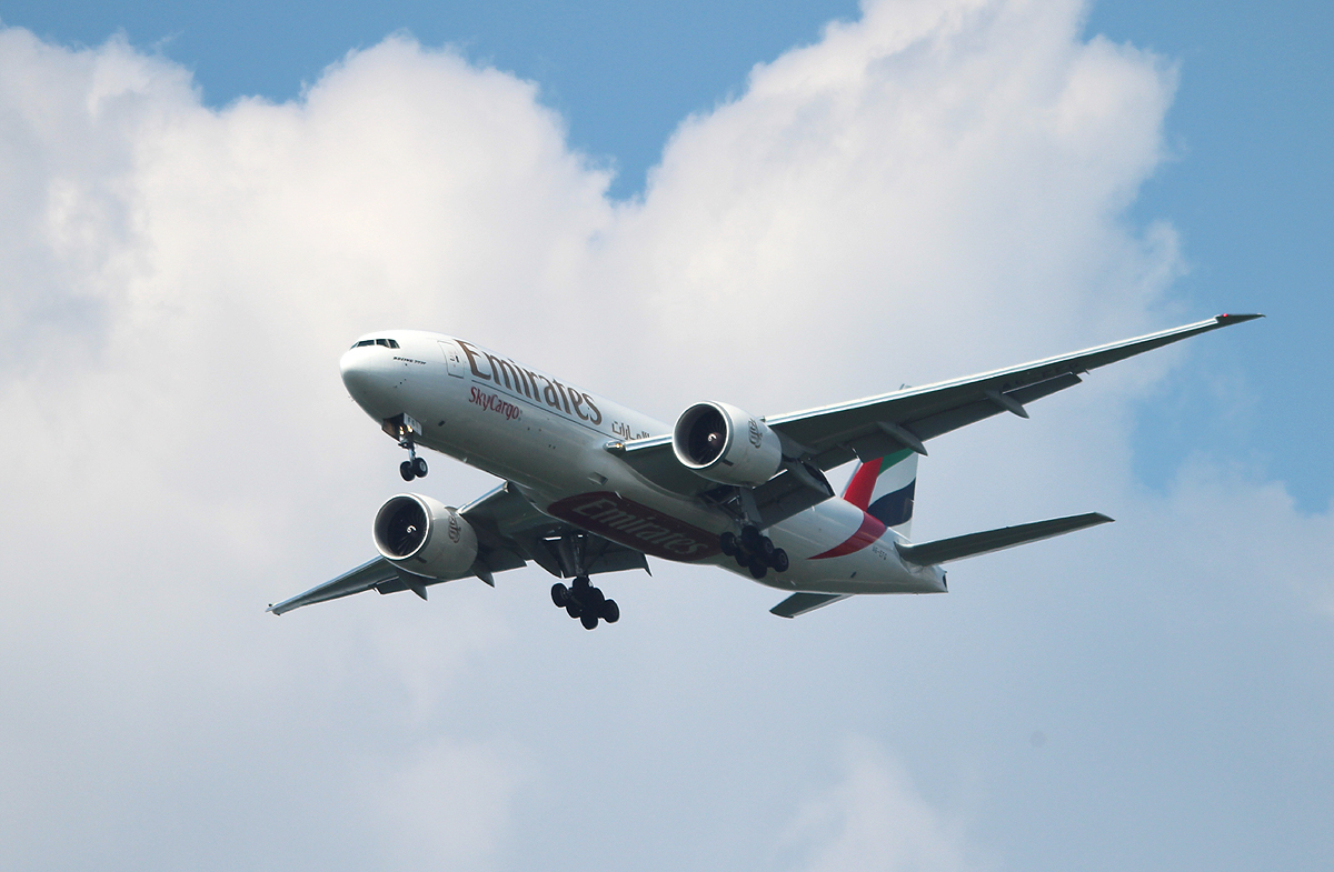 Emirates Sky Cargo B 777-F1H A6-EFG bei der Landung in Frankfurt am 11.06.2013