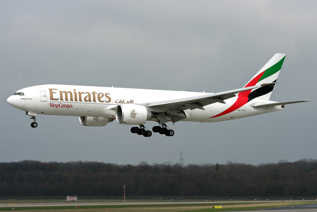 Emirates Sky Cargo B777-200F über der 23L in DUS / EDDL / Düsseldorf am 29.03.2010
