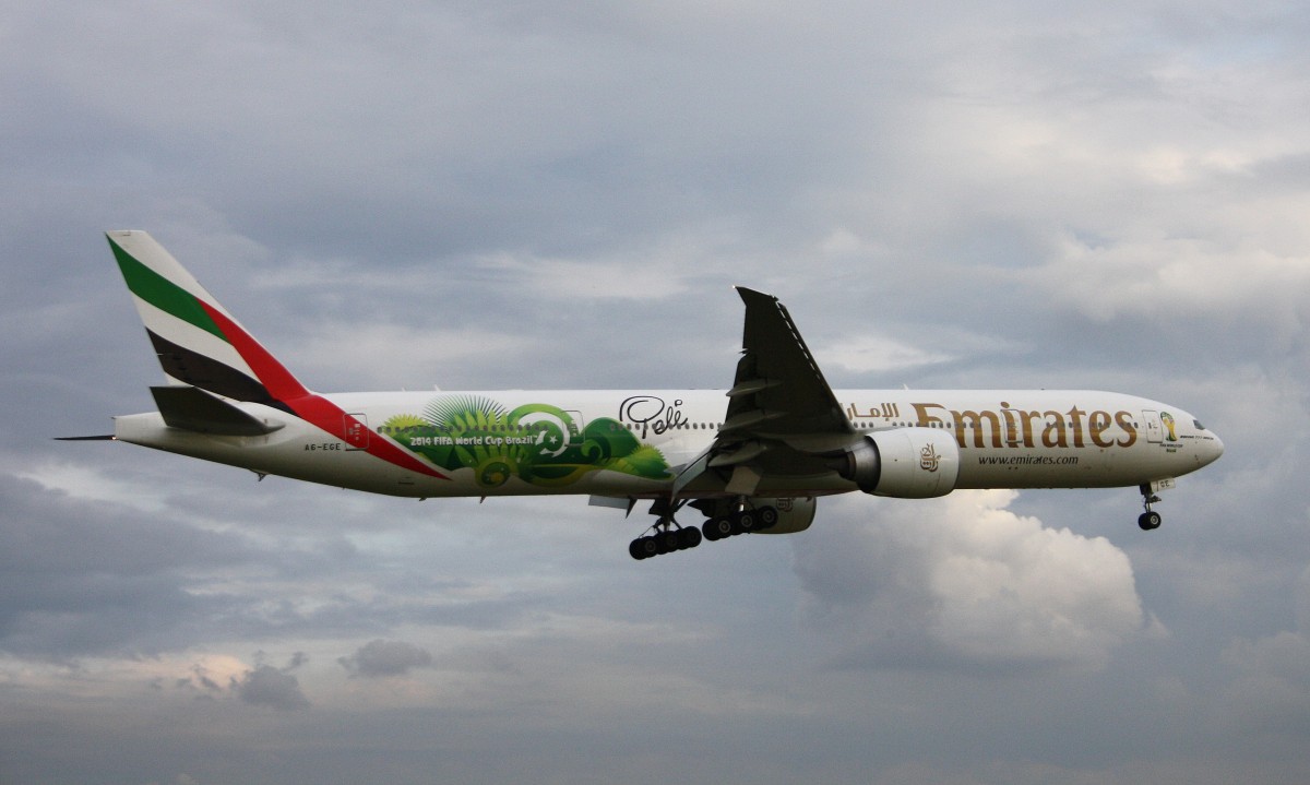 Emirates,A6-EGE,(c/n 35597),Boeing 777-31H(ER),04.08.2014,HAM-EDDH,Hamburg,Germany(Bemalung:FIFA WM 2014 Brasil PELE)