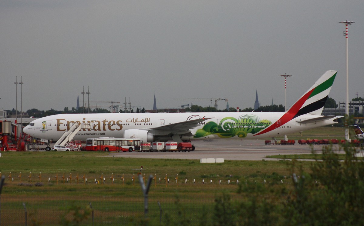 Emirates,A6-EGE,(c/n 35597),Boeing 777-31H(ER),04.08.2014,HAM-EDDH,Hamburg,Germany(Bemalung:FIFA WM 2014 Brasil PELE)