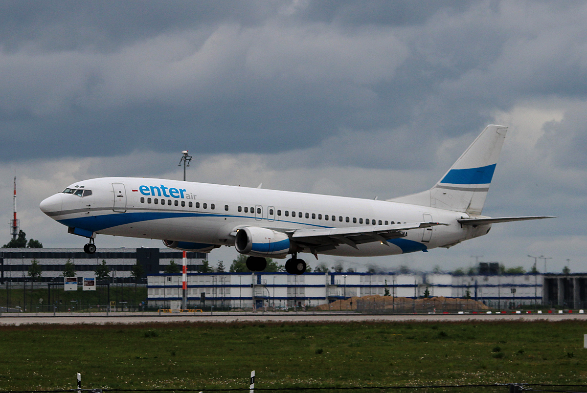 Enter Air B 737-4Q8 SP-ENA bei der Landung in Berlin-Schnefeld am 14.05.2015