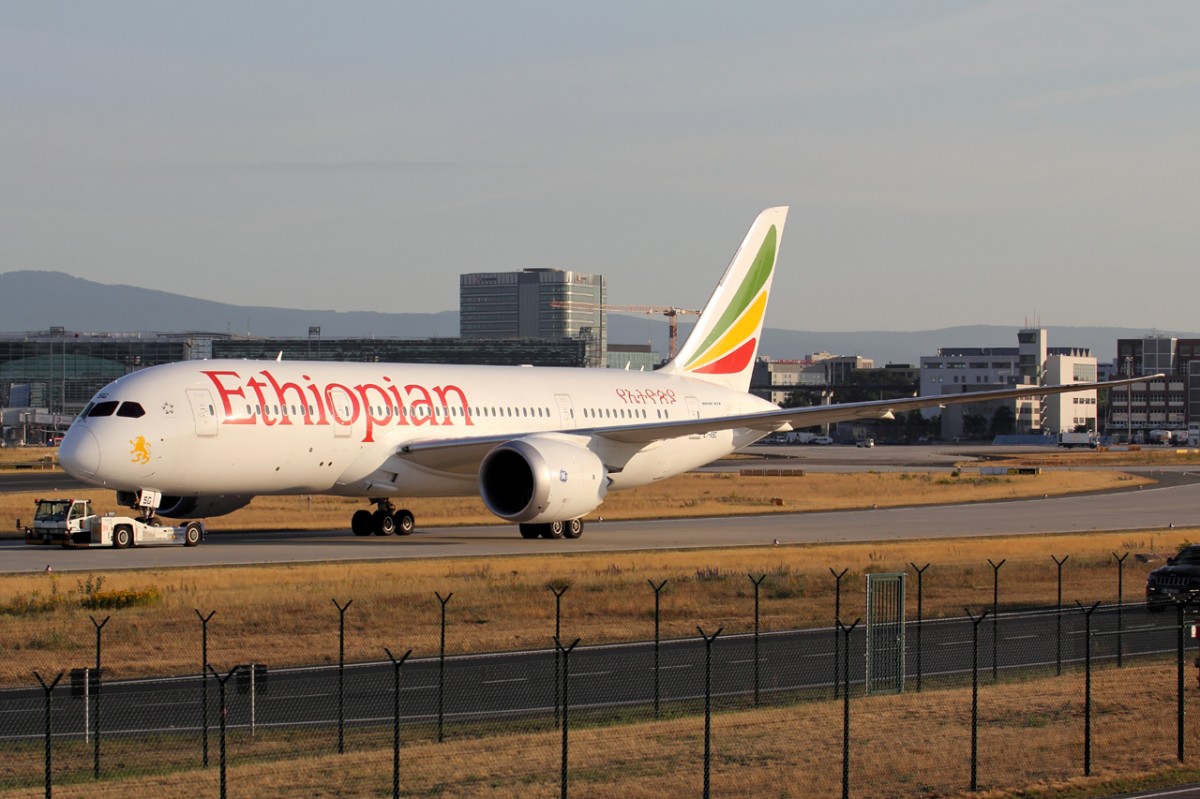 Ethiopian Airlines ET-ASG wird zur Abstellposition in Frankfurt geschleppt 17.6.2015