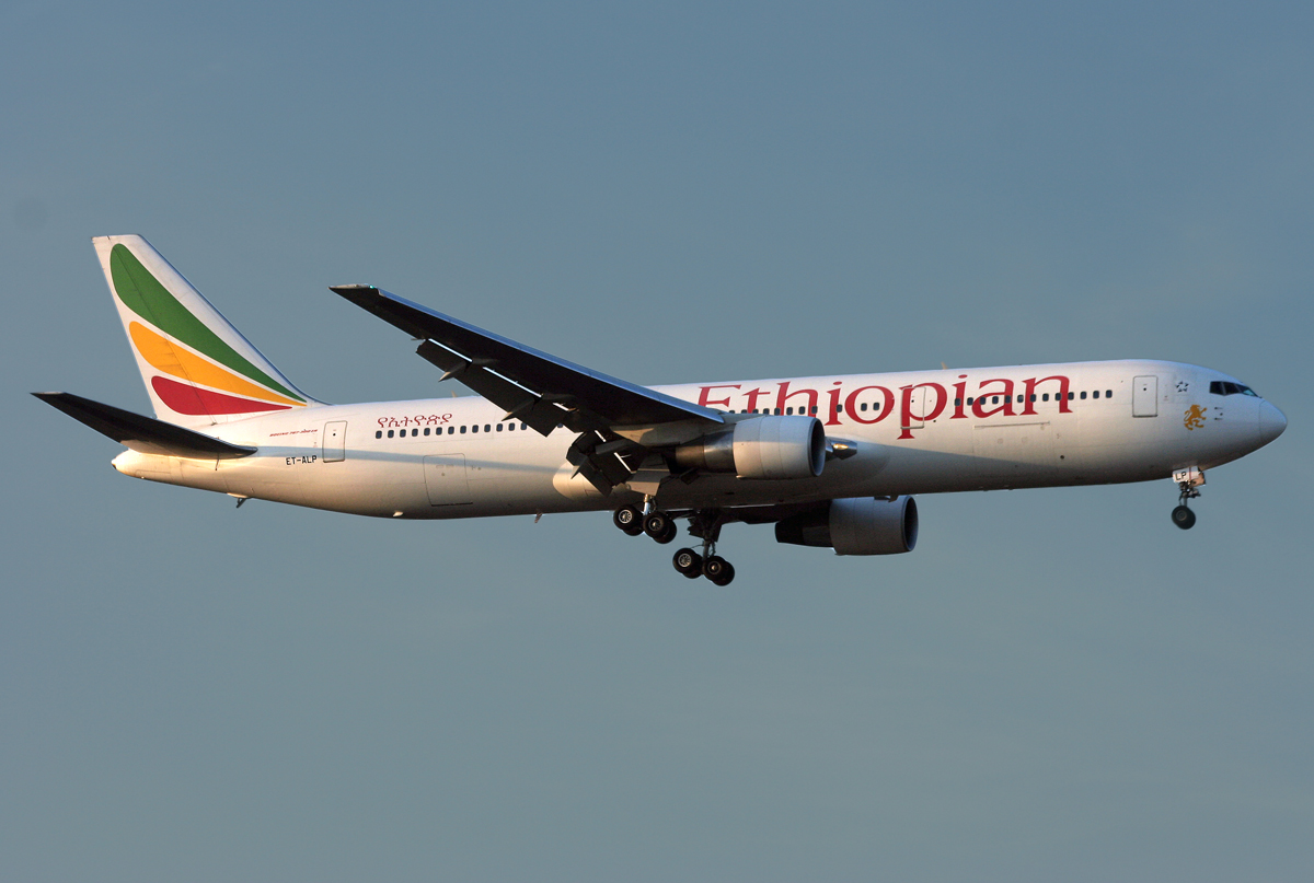 Ethiopian B767-300 ET-ALP im Anflug auf 25R in FRA / EDDF / Frankfurt am 13.11.2011