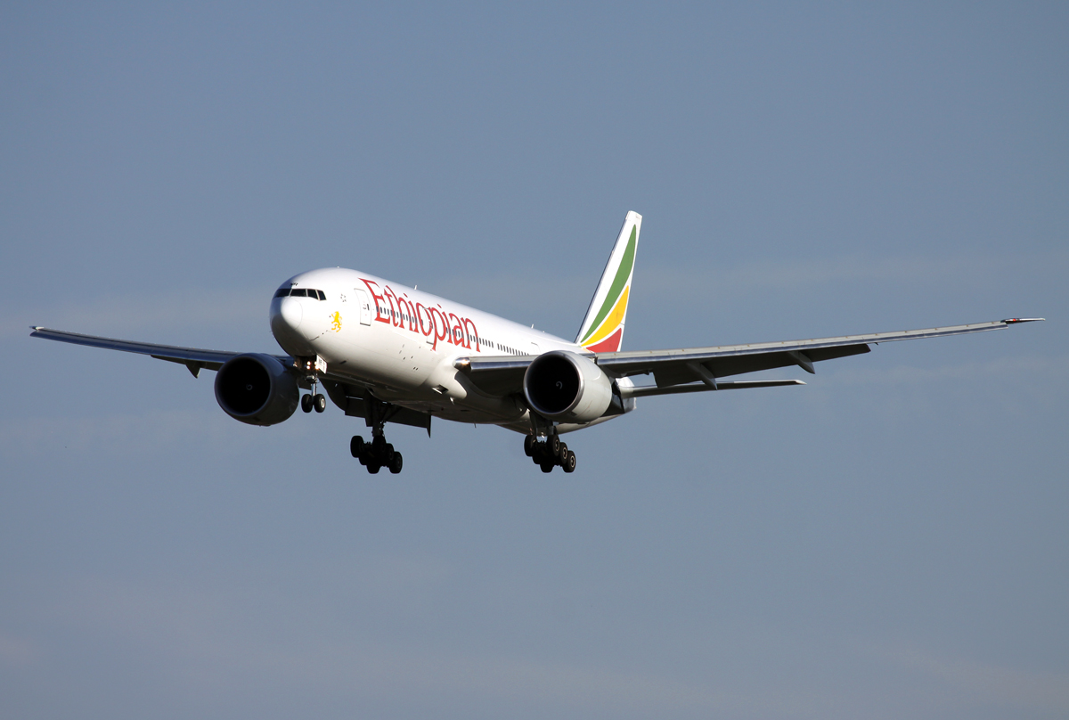 Ethiopian B777-200 ET-ANR im Anflug auf 01 in PEK / ZBAA / Peking 26.08.2014