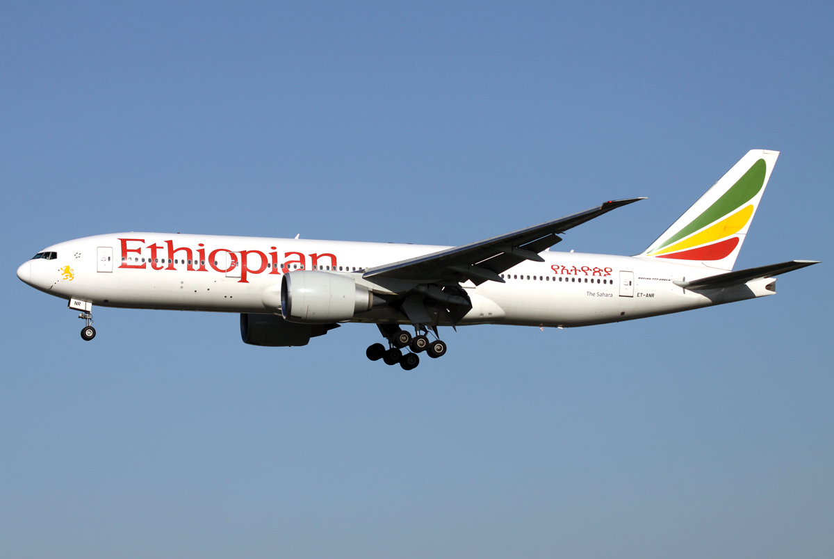 Ethiopian B777-200 ET-ANR im Anflug auf 01 in PEK / ZBAA / Peking 26.08.2014