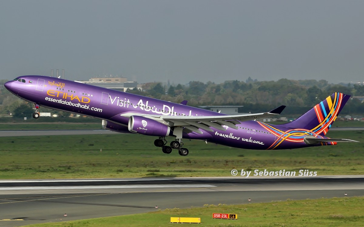 ETIHAD A330-300 A6-AFA during Take Off at Dusseldorf with destination Abu Dhabi. 12.11.14