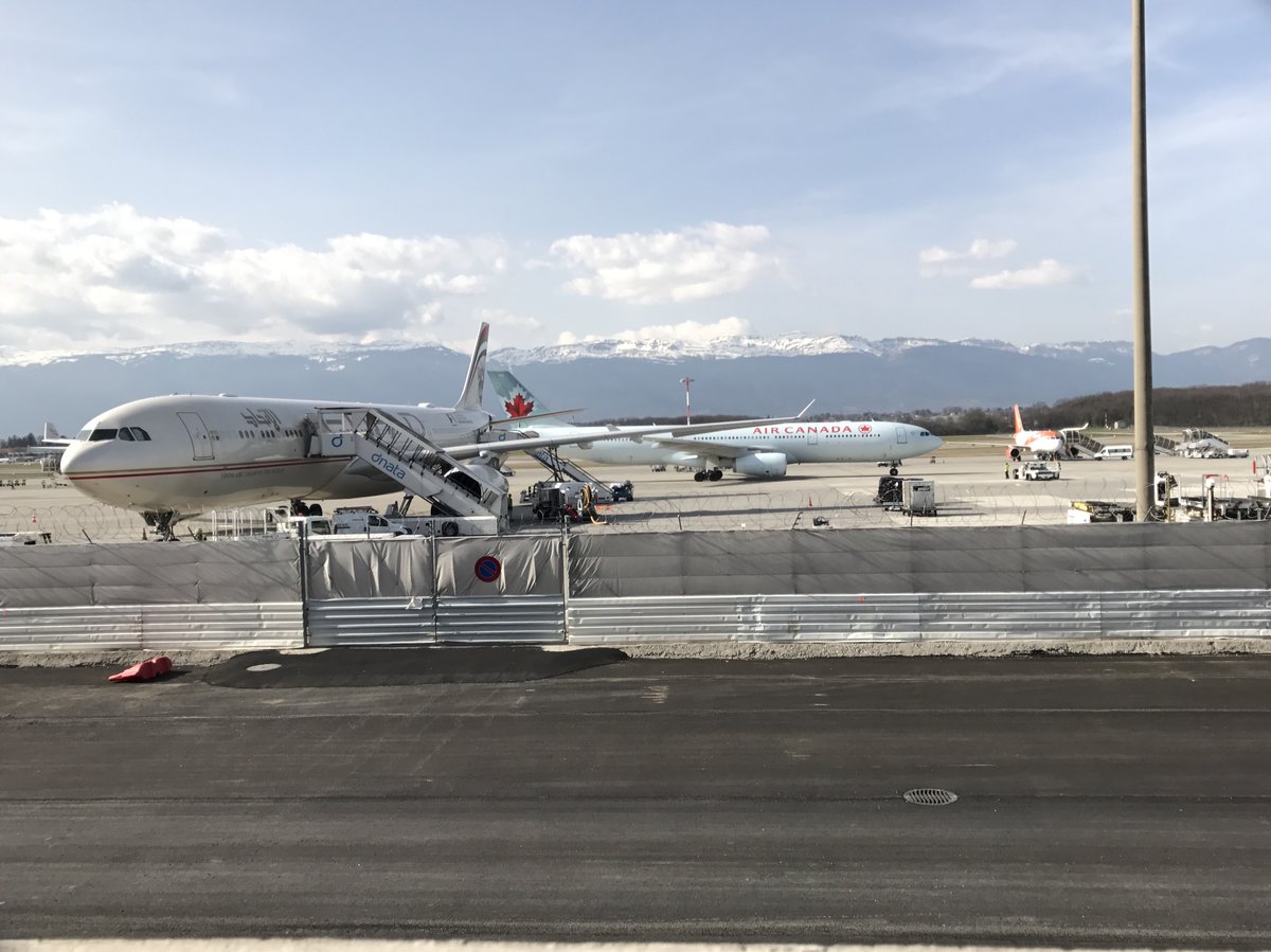 Etihad A330 mit Air Canada A330 am 13.3.17 auf dem Flughafen Genf.