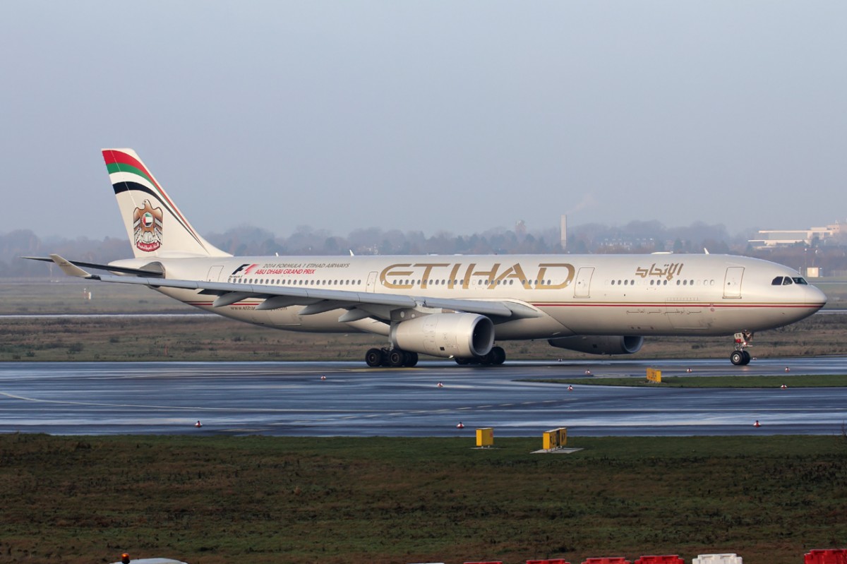 Etihad A6-AFB rollt zum Start in Düsseldorf 26.12.2014